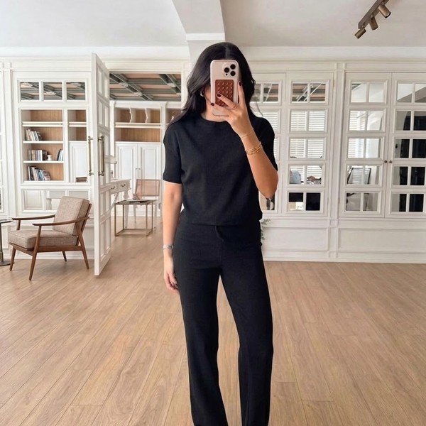 Simple and casual two-piece clothing set (Top + Pants).