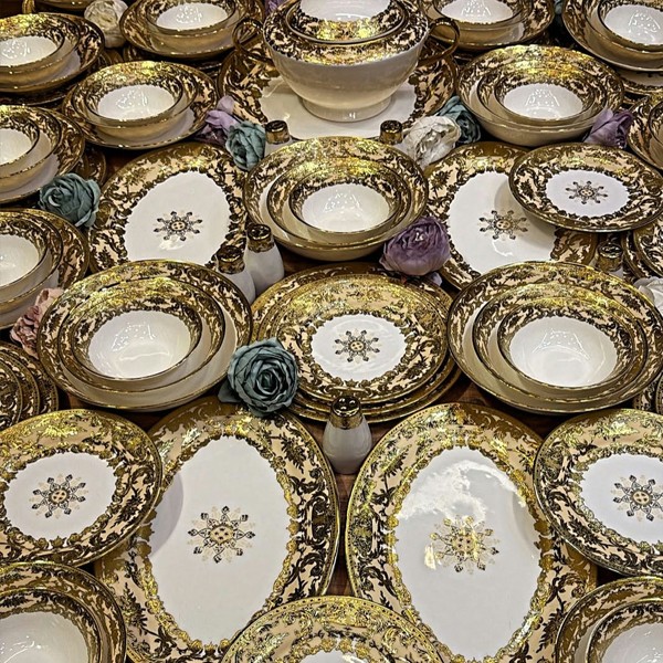 Baroque Crown Gold & Black Star Dinner Set